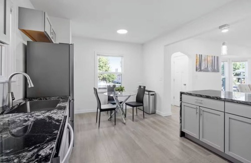 Nokomis House | Spacious 6-bedroom house in fabulous Minneapolis with WiFi, AC