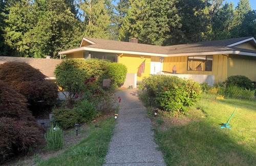 Everett House | Spacious 7-bedroom house in enchanting Snohomish with AC