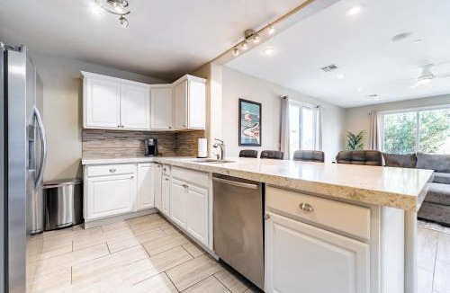 Southwest Village House | Spacious, child-friendly home, 5 Min to Old Town!