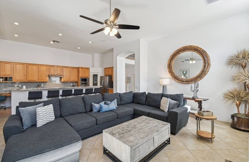 Arabian Crest House | Spacious Escape | Pool, Hot Tub & Room for Up to 14 Guests