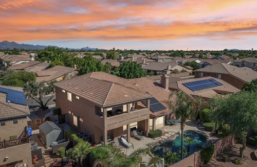 Arabian Crest House | Spacious Escape | Pool, Hot Tub & Room for Up to 14 Guests