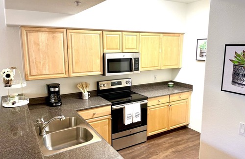 North Scottsdale Condo | Spacious furnished luxury 2 br 3 ba condo w2 car garage in Venu, pets OK