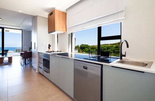 Umhlanga Ridge Apartment | Spacious Studio , Steam Room , Pool , Aircon