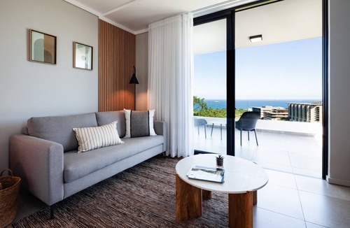 Umhlanga Ridge Apartment | Spacious Studio , Steam Room , Pool , Aircon