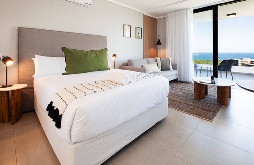 Umhlanga Ridge Apartment | Spacious Studio , Steam Room , Pool , Aircon