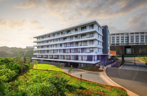 Umhlanga Ridge Apartment | Spacious Studio , Steam Room , Pool , Aircon