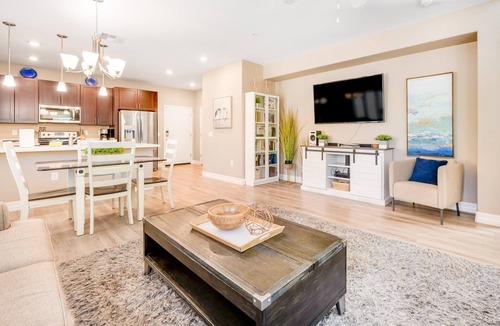 East Mesa House | Spacious townhouse with fast WiFi, central AC, washer/dryer, pool, & hot tub