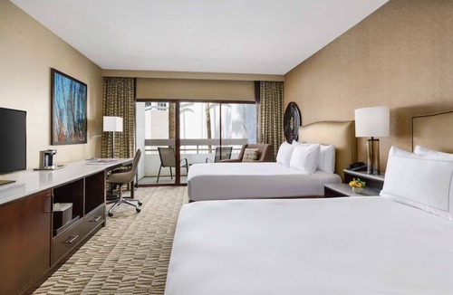 Phoenix Hotel | Standard 2 Queens at Hilton Phoenix Airport - Outdoor Pool & Hiking Trails
