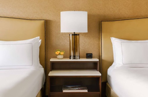Phoenix Hotel | Standard 2 Queens at Hilton Phoenix Airport - Outdoor Pool & Hiking Trails