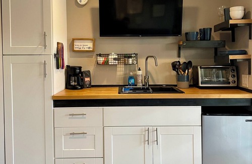 Peter Howell Apartment | Stay near UAZ in Tucson's cozy 1-bedroom