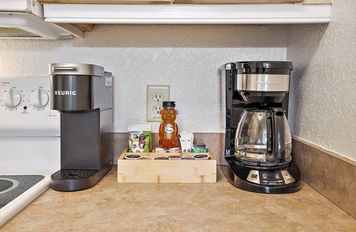 Eustis Apartment | Steps to Downtown Eustis~King~Fully Stocked~Coffee Bar