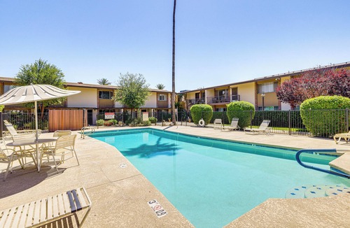Fashion Square Condo | Steps to Fashion Square! Condo w/Patio & Pool