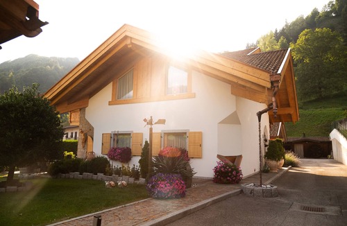 Roncone Apartment | Studio 'Alfio's Alpen Suite' with Shared Garden and Wi-Fi