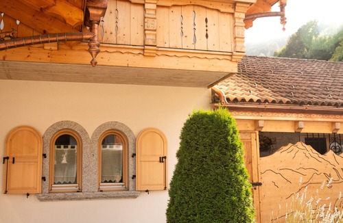 Roncone Apartment | Studio 'Alfio's Alpen Suite' with Shared Garden and Wi-Fi