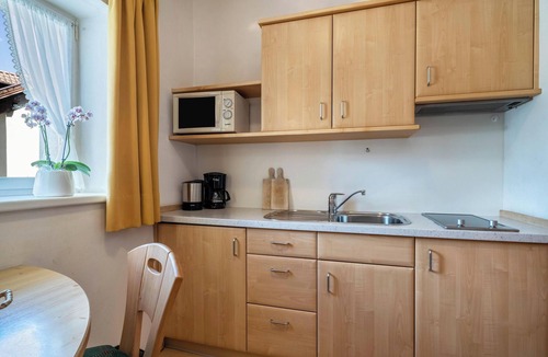 Nalles Apartment | Studio "Kreuzwegerhof Nals Blaub" with Mountain View, Pool, Wi-Fi & Garden