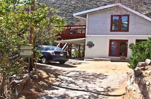 Bisbee House | Stunning views, steps to Main Street. Family and pet-friendly. Wi-fi and parking
