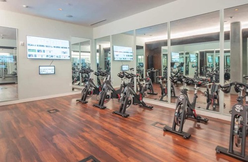 Tempe Apartment | Stylish 1BD - Pool, Gym, Parking, W-D - Sleeps 4