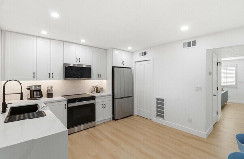 Casa Granada Townhouses Villa | Stylish 2BR w/Pool: Walk to Old Town & Fashion Square