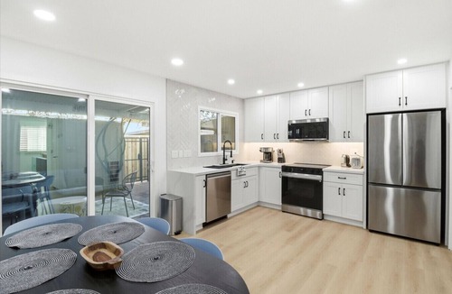 Casa Granada Townhouses Villa | Stylish 2BR w/Pool: Walk to Old Town & Fashion Square
