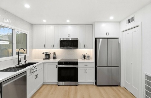 Casa Granada Townhouses Villa | Stylish 2BR w/Pool: Walk to Old Town & Fashion Square