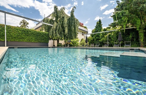 Lana Apartment | Stylish Apartment “Goldfinger Unique Suite” with Mountain View and Pool