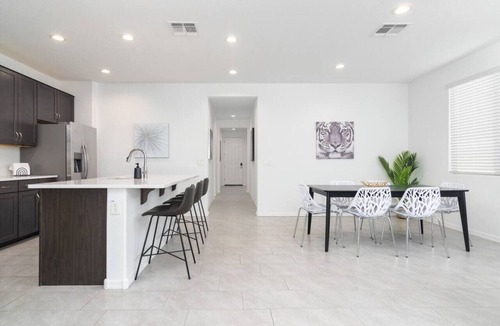 Tamaron House | *Stylish & Bright* King Queen Beds*Backyard*Garage