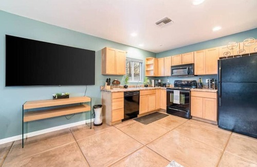 Campus Farm House | Stylish & Cozy/Parking/1 BR 1 BA/Casita