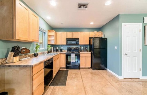 Campus Farm House | Stylish & Cozy/Parking/1 BR 1 BA/Casita