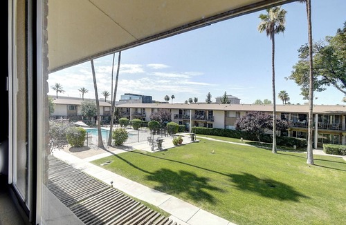 Fashion Square House | Stylish Old Town 2Bd 2Ba Townhome Pool AC Fashion Square