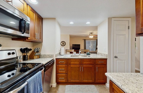 Paradise Valley Village Condo | Stylish & Spacious Condo with Pool, Spa & Gym | Minutes to Golf