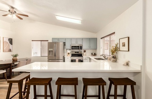 Val Vista Lakes House | Stylish Val Vista Home | 3BR + Yard & Putting Green