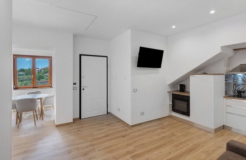 Bomerano Apartment | Suite La Primula with Mountain View, Wi-Fi and Air Conditioning