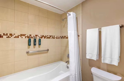 Palo Verde Hotel | Suite with Kitchen + Modern Comfort Near Tucson Botanical Gardens - 1.4 mi