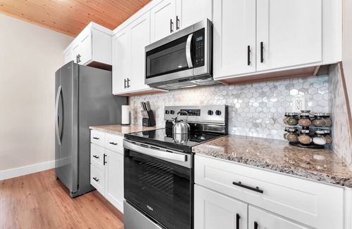 Indian Point Cabin | Summer Specials!-Brand New! 1 Mile to SDC, 2 Arcades, Private Hot Tub, 2 Pools