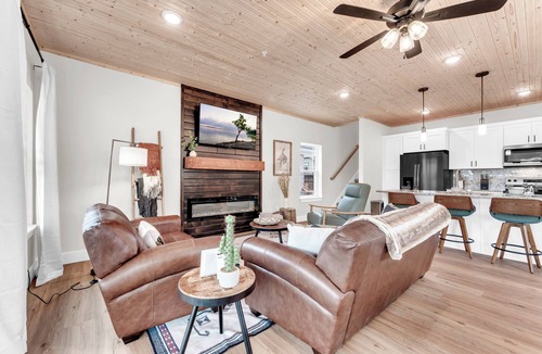 Indian Point Cabin | Summer Specials!-Brand New! 1 Mile to SDC, 2 Arcades, Private Hot Tub, 2 Pools