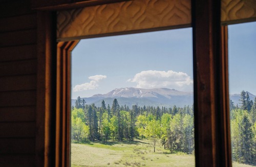 Divide House | Sunrise Ridge SwimSpa Pikes Peak Views Sleeps 10