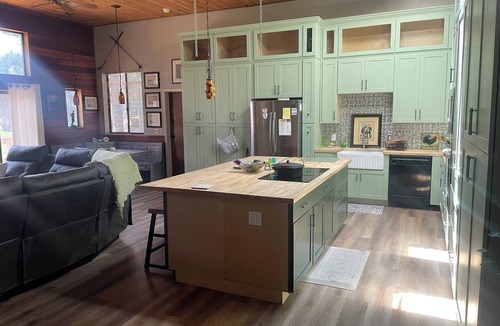 Torreon House | Sunshine, Golf & Cabin Vibes Pet-Friendly Summer Escape