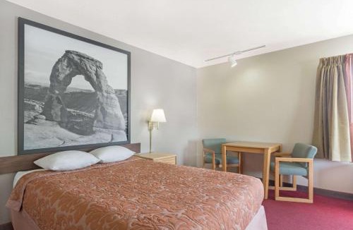 Green River Hotel | Super 8 by Wyndham Green River
