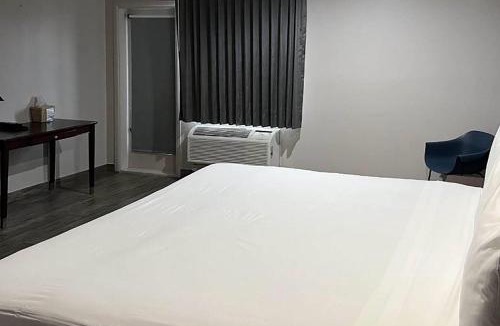 Mesa Hotel | Super 8 by Wyndham Mesa Downtown Near Convention Center
