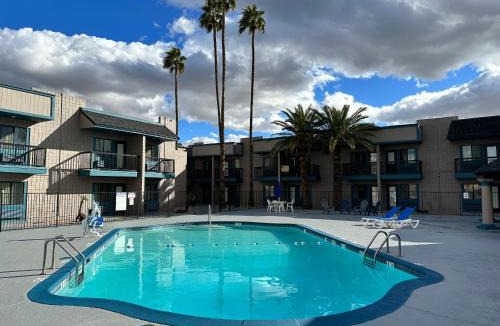 Mesa Hotel | Super 8 by Wyndham Mesa Downtown Near Convention Center