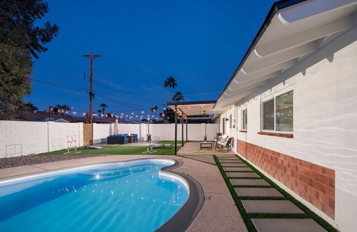 Scottsdale Country Acres House | Super Fun Home in Heart of Old Town , Clean, Pool, Games, Awesome Backyard!