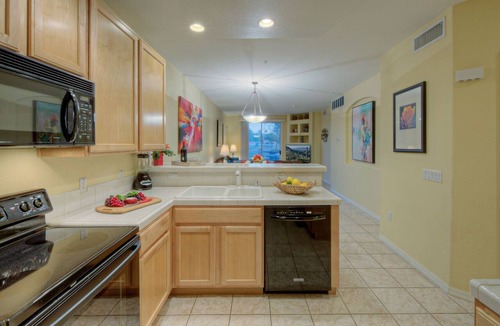 Superstition Lakes Condo | Superstition Lakes 1st Floor Condo: Lake & Sunrise Views, Gated Comm Heated POOL/SPA, Walk to Mall