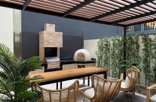 Leuro Apartment | Syl's New Spacious Patio Pad