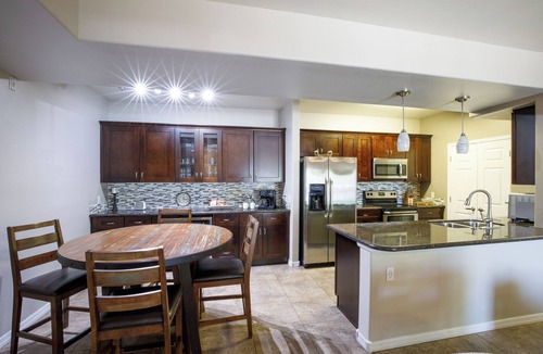 Parkwood Ranch Condo | The Coyote Den: King Suite, 2 sparkling pools, ground floor