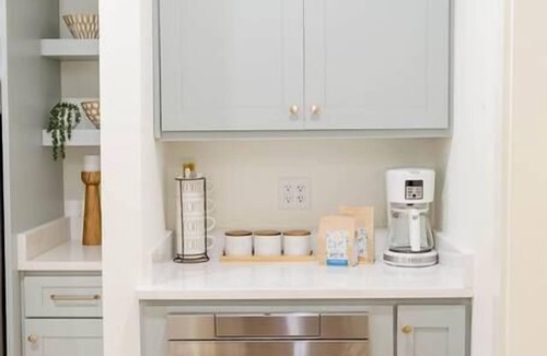 Saint Simons Heights House | The Davis: Restored 1942 Coastal Retreat in Historic Oglethorpe Park, Sleeps 14