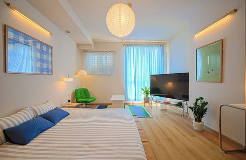 District 10 Apartment | The Golden Glow - Private Self-Check Studio In Center District 10