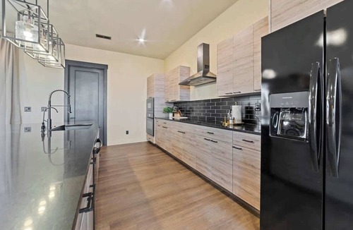 Big Water House | The Highlander: 4 Ensuites, 4000sf, Hot Tub, 16+