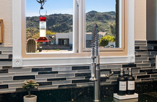 South Mountain Acres House | ~The Hummingbird House~ Sauna, Two King Beds, Mountain Views!