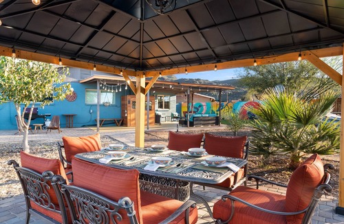 South Mountain Acres House | ~The Hummingbird House~ Sauna, Two King Beds, Mountain Views!