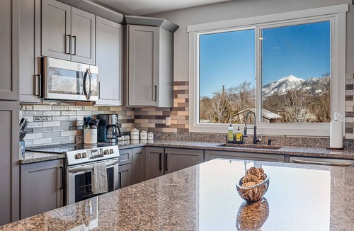 Southside Cabin | "The Juniper Roost"-Gathering Tree's 6 Boutique Suites w/banquet hall, hot tub.